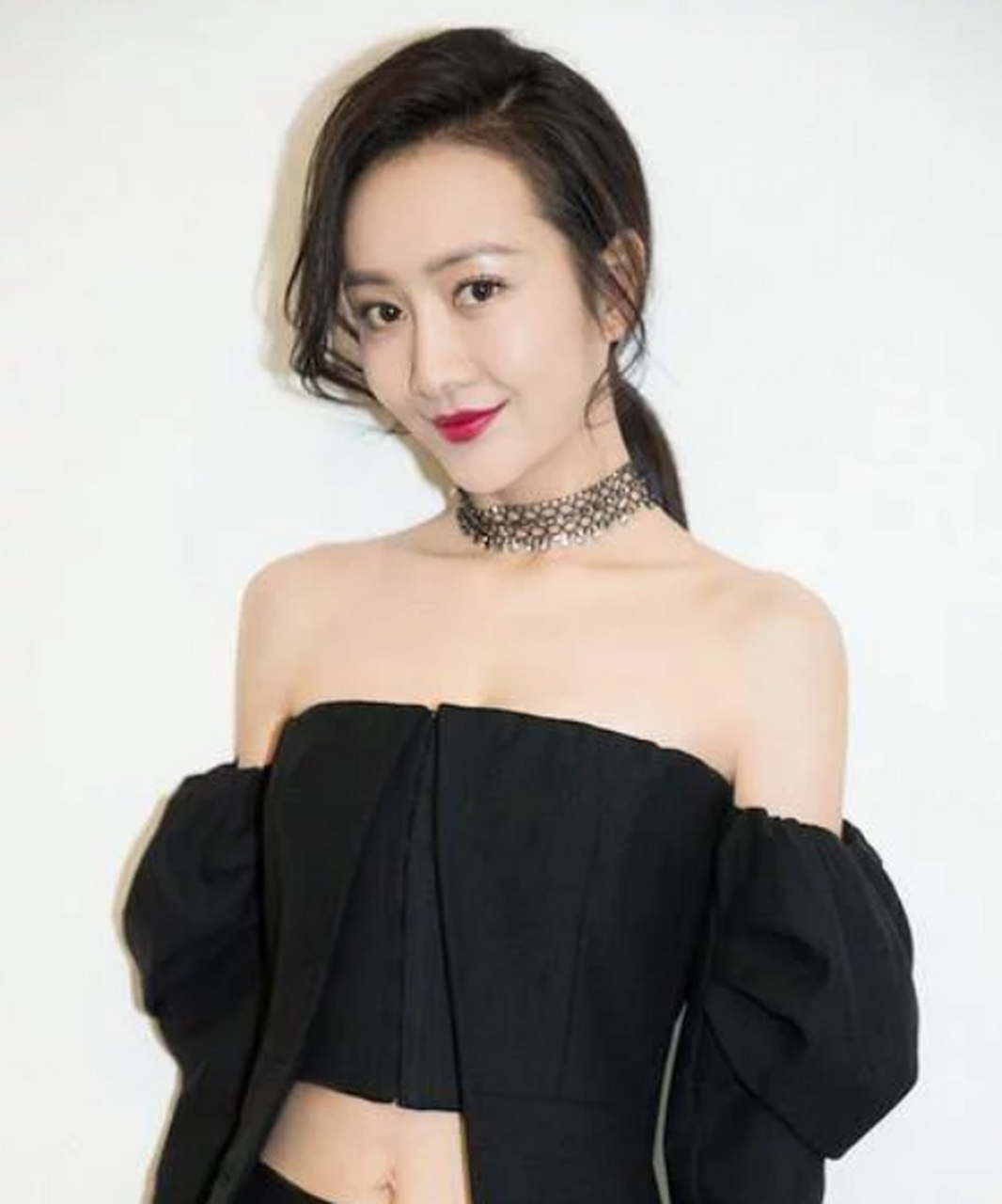 王鸥年轻时为什么无人追?看过她年轻时的照片,原来是这样变美的