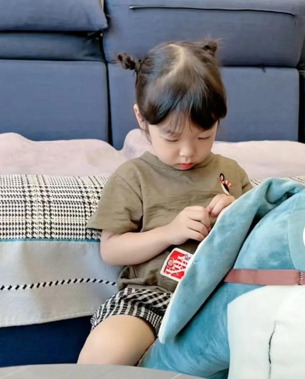 两个宝宝视频内容基本一样,都是小朋友的日常生活,靠孩子的单纯可爱