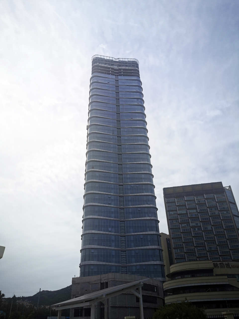 龙玺大厦,位于济南市市中区,二环南路和英雄山路交叉口西北角,地上48