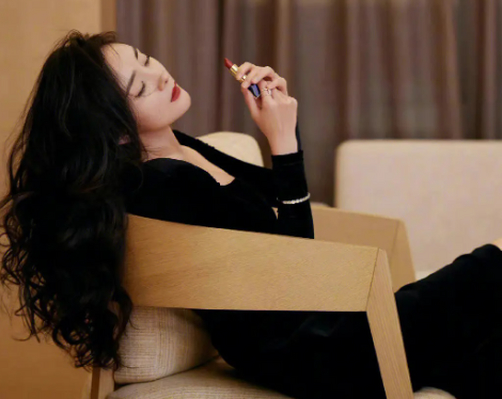 杨幂出生于北京南城胡同,小时候就非常调皮.