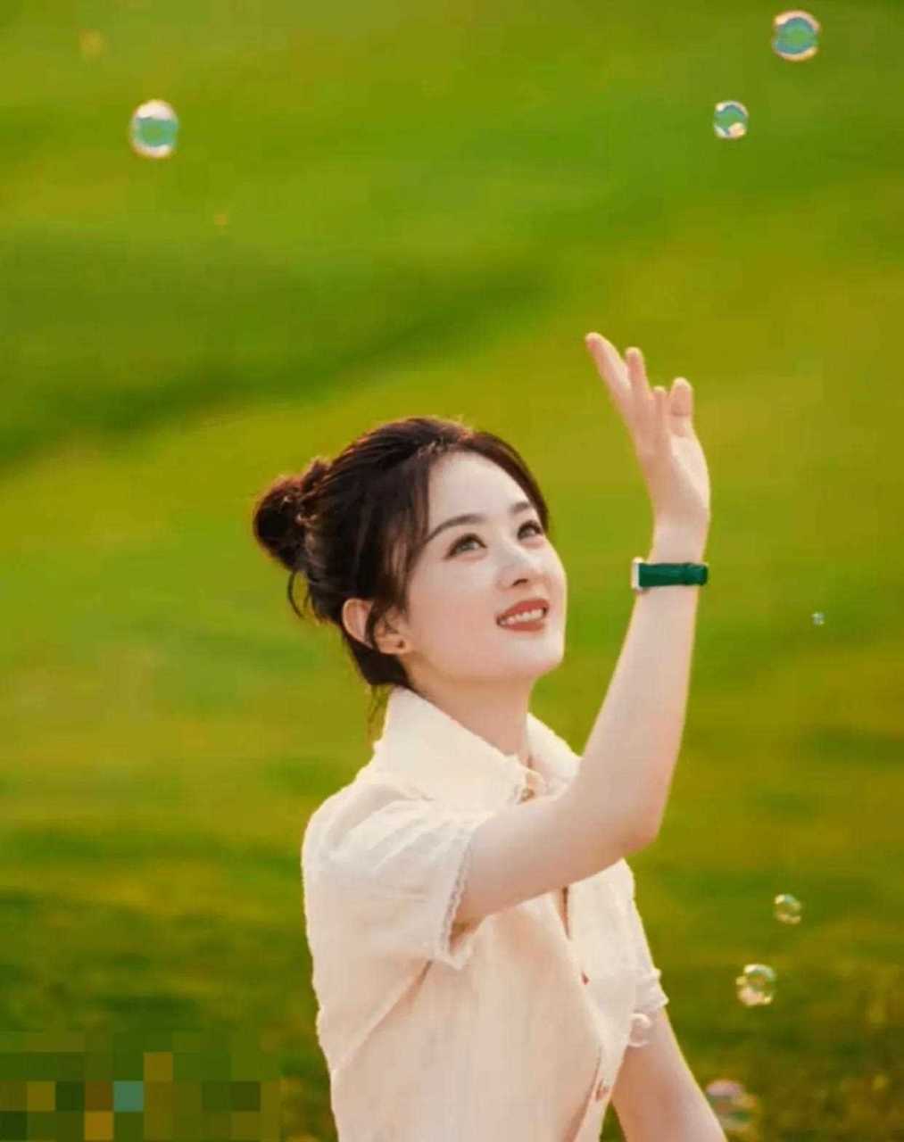 [亲亲] 赵丽颖升级当妈后,眼神变得更加坚定和刚毅,整个人给人一种