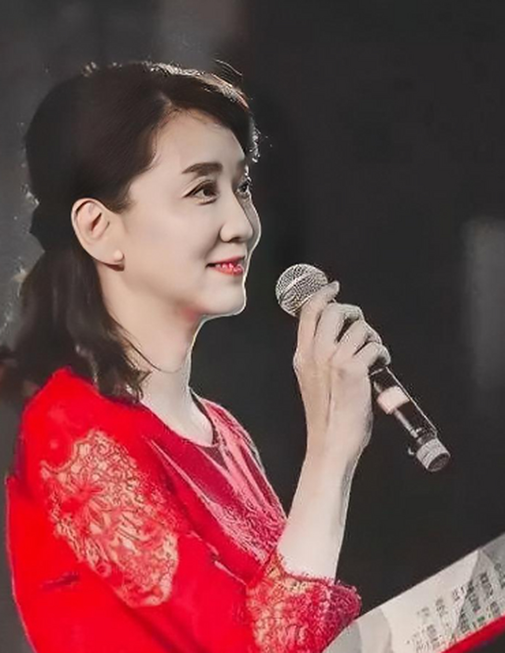 央视一姐李秀萍主持过26个春秋新闻联播.