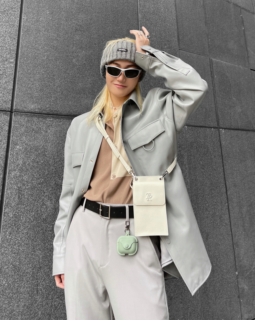 穿搭技巧分享: 日常同色系穿搭,灰色搭配浅蓝色,利用棕色92做内搭