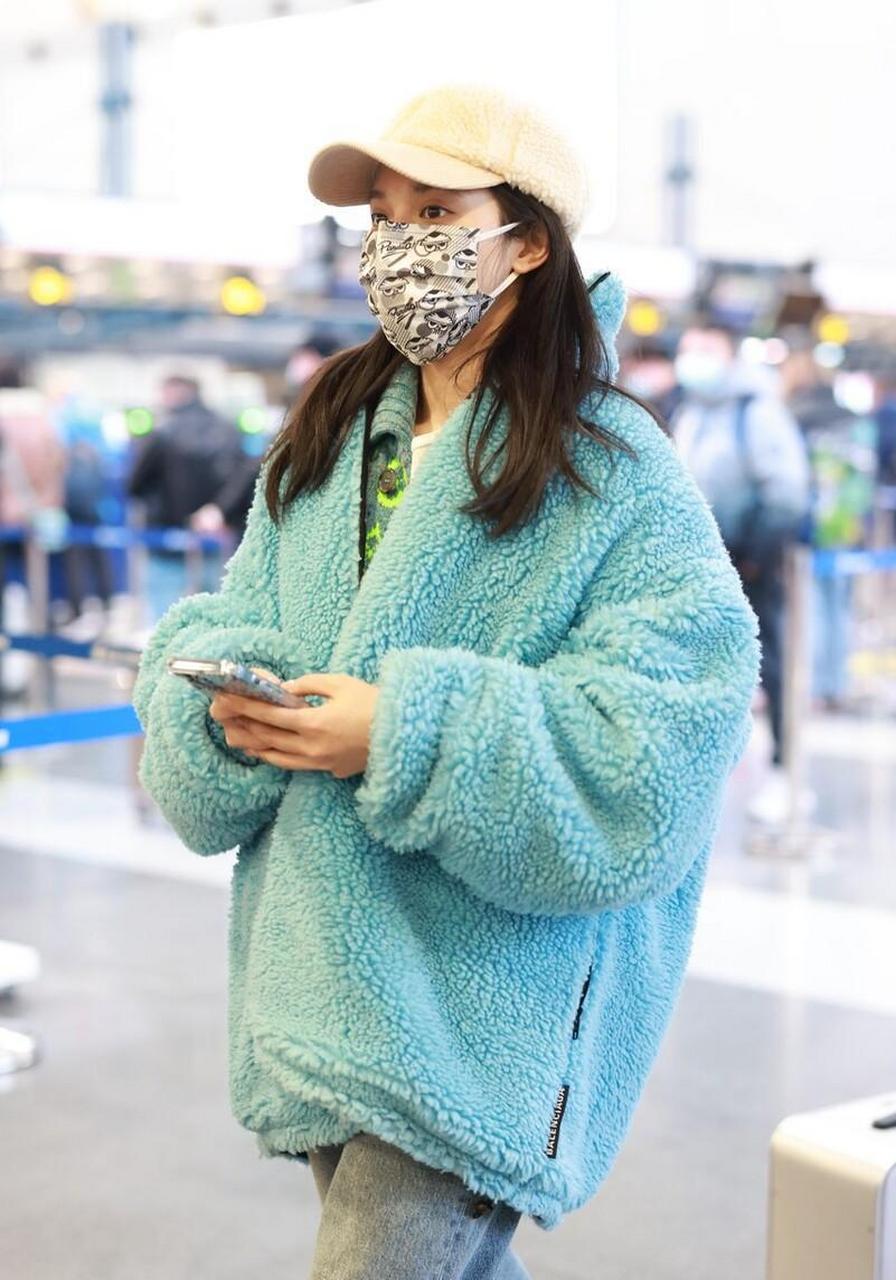 彭小苒机场街拍 蓝色摇粒绒外套 破洞牛仔裤 棒球帽温暖清新