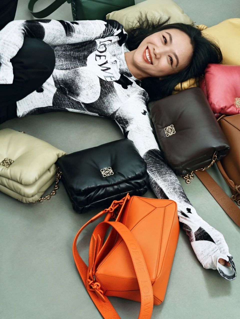 汤唯大片穿搭 时尚表现亮眼 汤唯最近的热度很高 毕竟是万千影迷心中