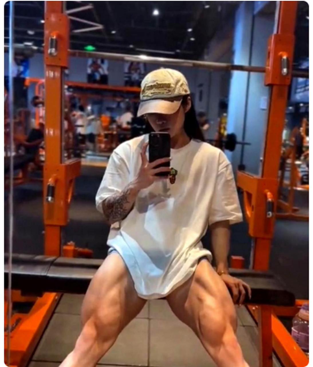 这位女士的腿部肌肉非常强壮,足以胜任许多男性.