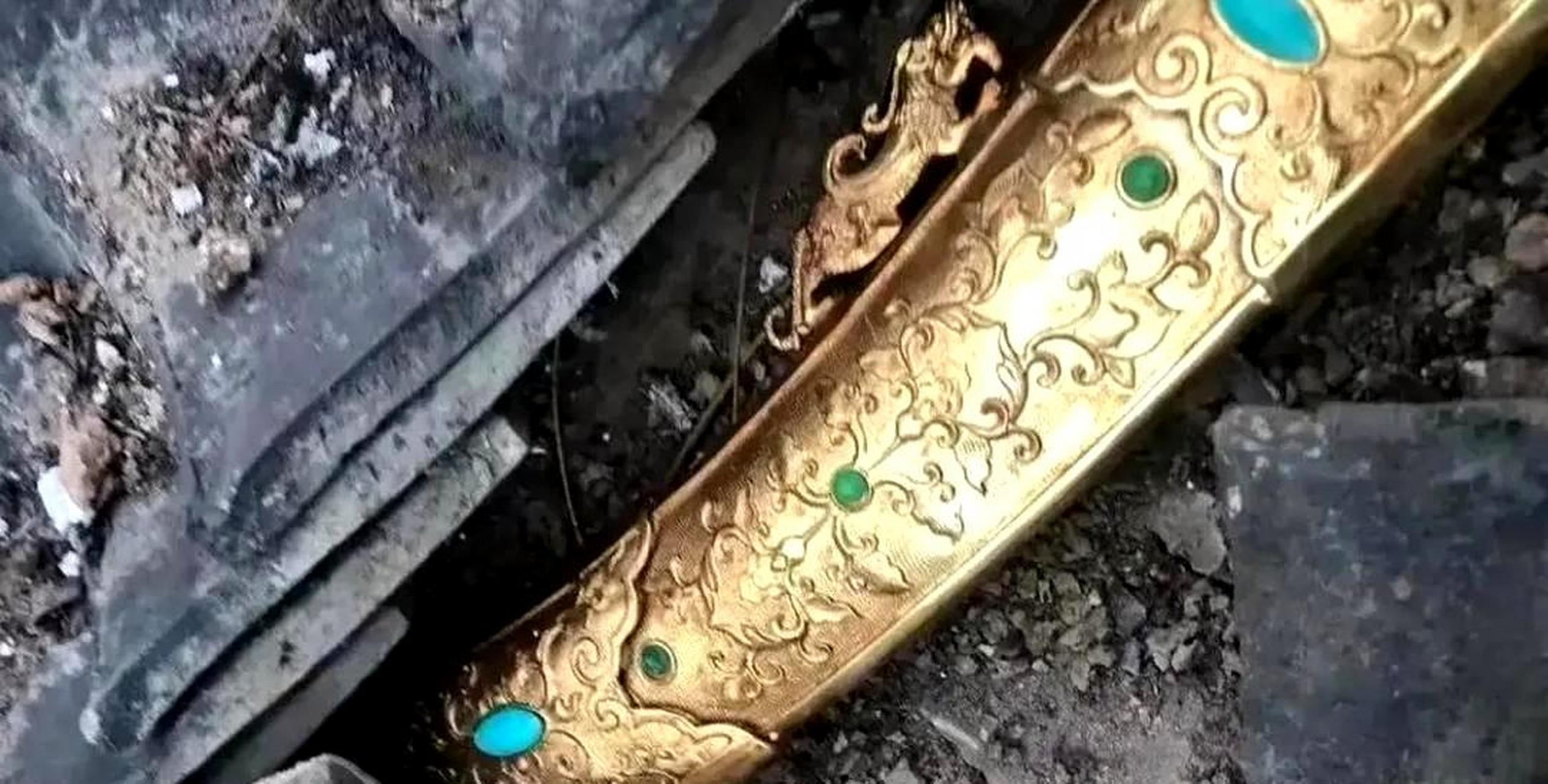 在拆除老房子时发现的,这是金刀驸马郭靖所使用的刀吗?