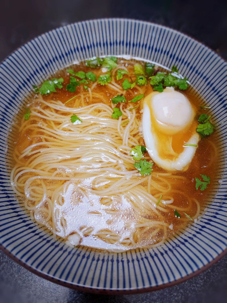 【食材】:面条,鸡蛋,香葱,香菜 【做法步骤】1,先煮一个漂亮的荷包蛋