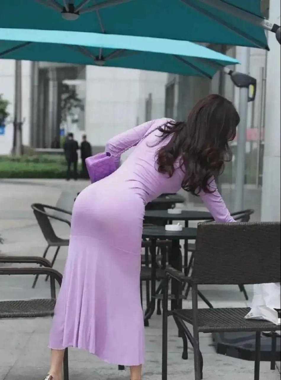 a4腰,蜜桃臀,一个背影就足以抓人眼球!