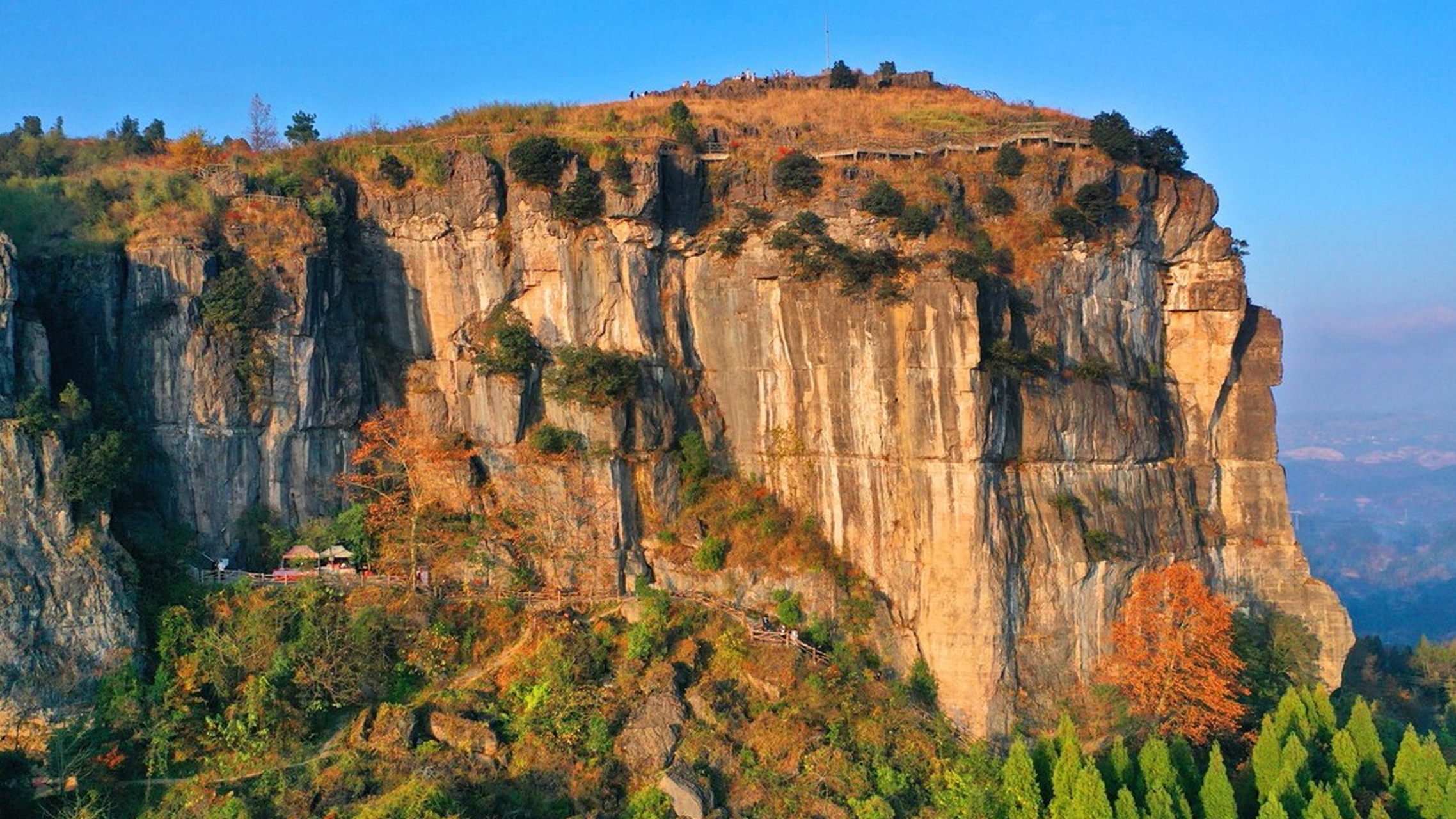 贵州凯里市郊香炉山,冬日里依旧五彩斑斓,香炉山仅有一条小道盘旋而上