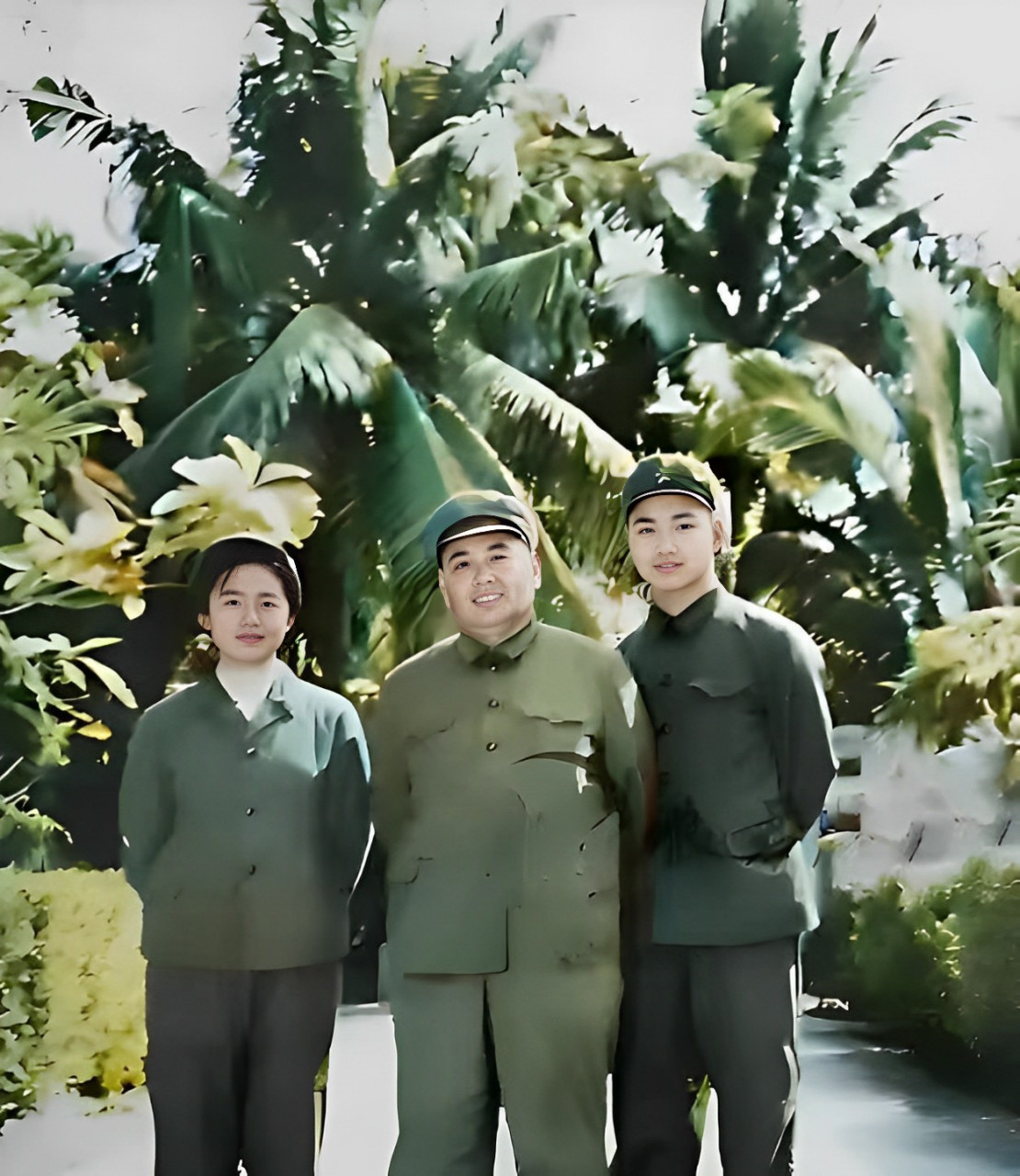 1973年,许世友与儿子三世许援朝,女儿四世田啸 一个士兵,一个在广州的
