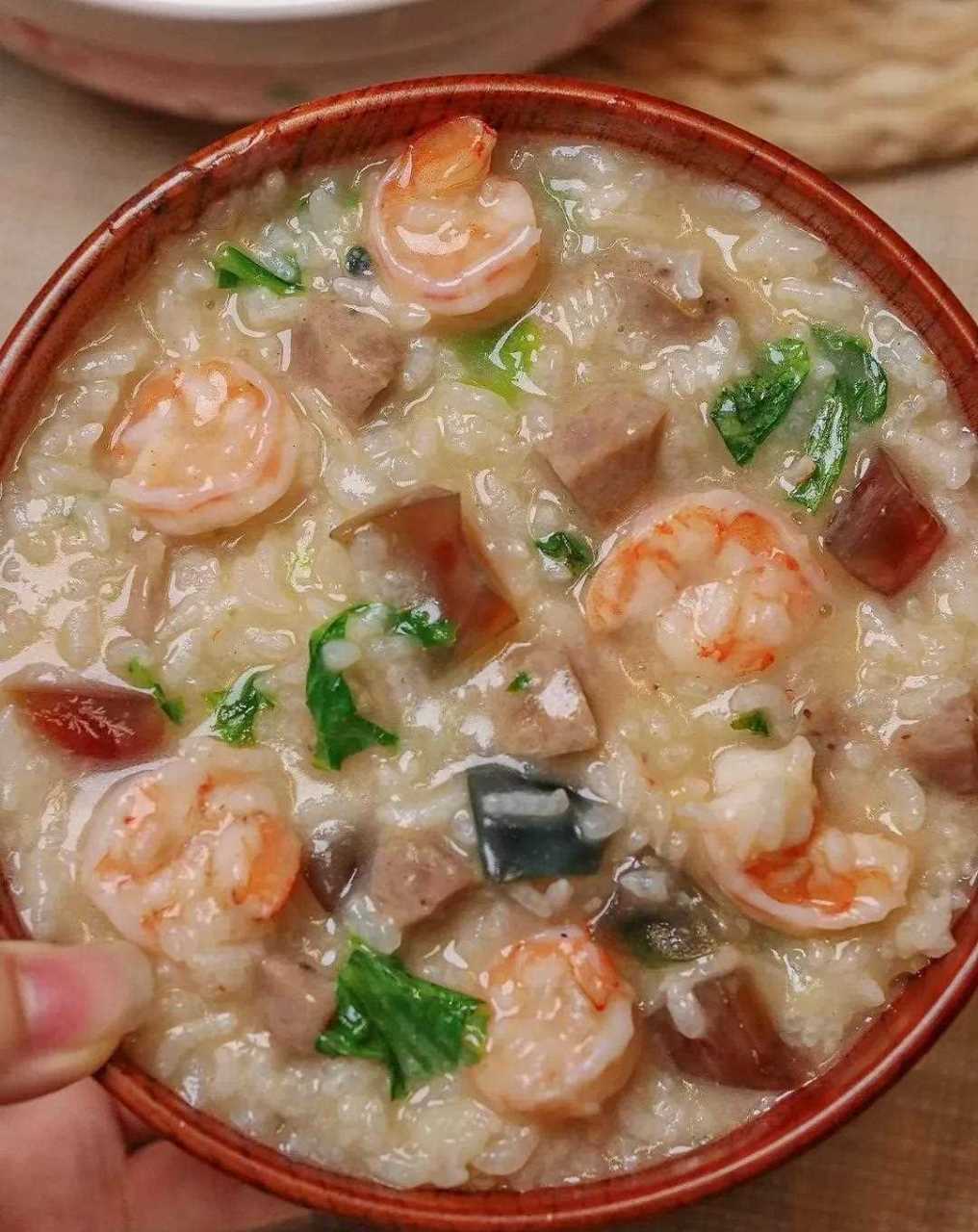 又香又软又糯,超级鲜美好吃～ 只用简单的调味,虾仁和皮蛋本身的衔抖