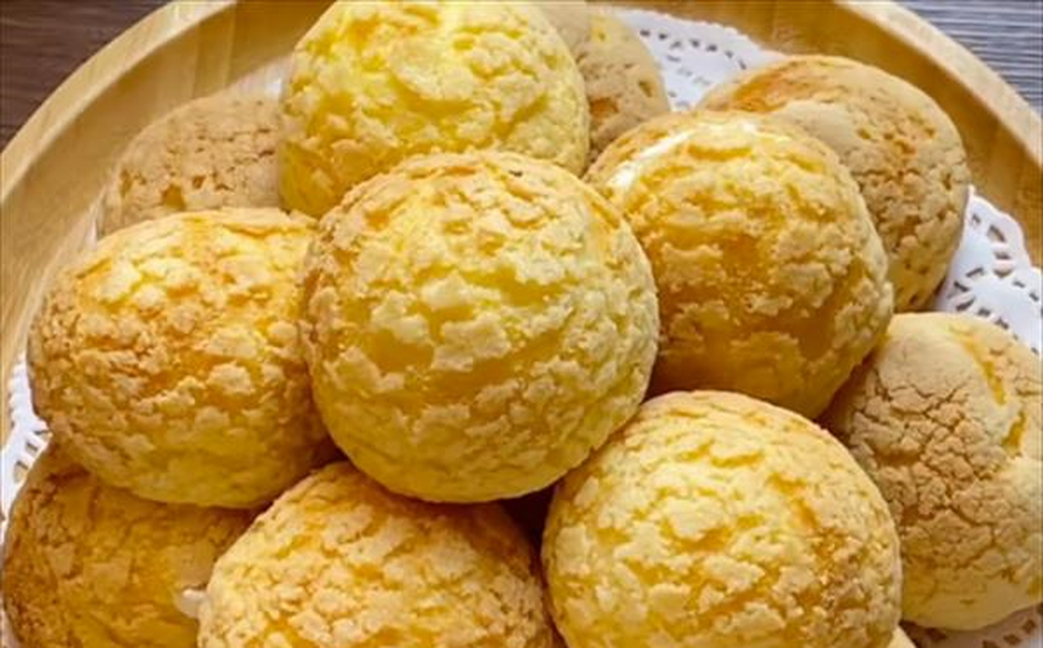 脆皮泡芙自己在家动手做,表皮酥松内馅细腻,一口一个都不够吃女生都