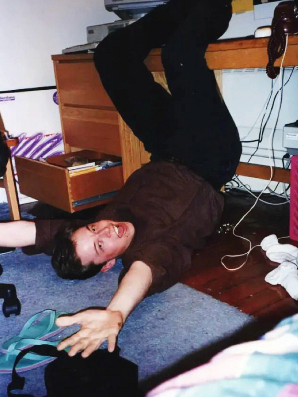 大学时期的马斯克,镜头下的他五官立体,眼神深邃,年轻帅气,一脸微笑地