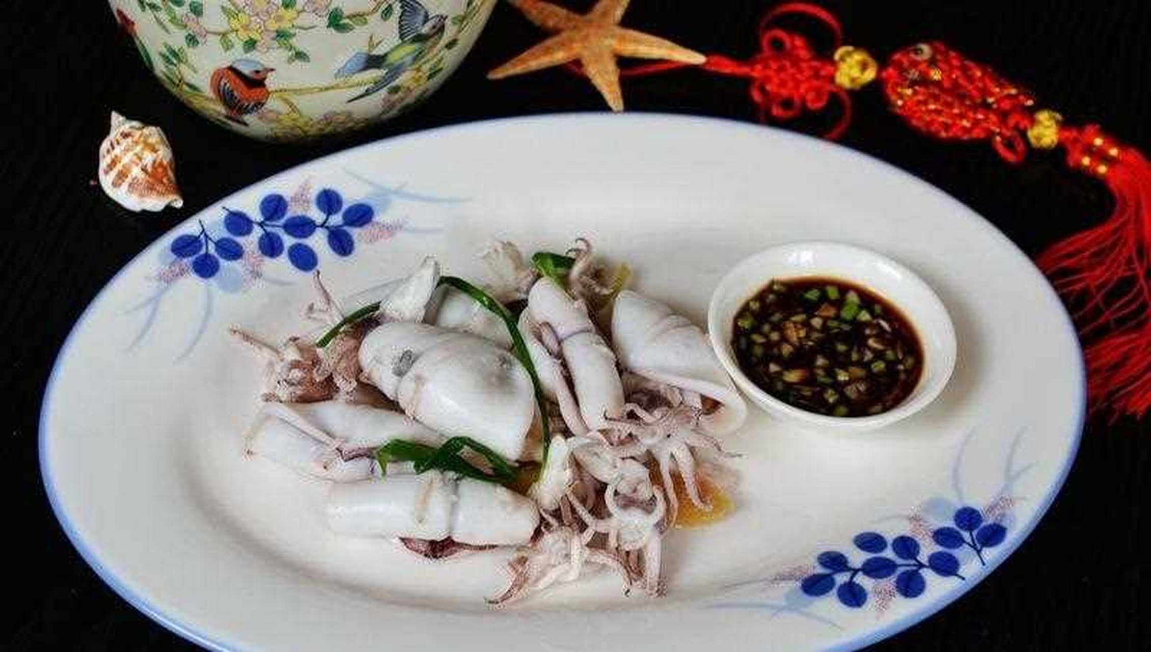 白灼笔管鱼[铃铛] 笔管鱼,我们俗称笔管,但它并不是鱼,而是海里的软体