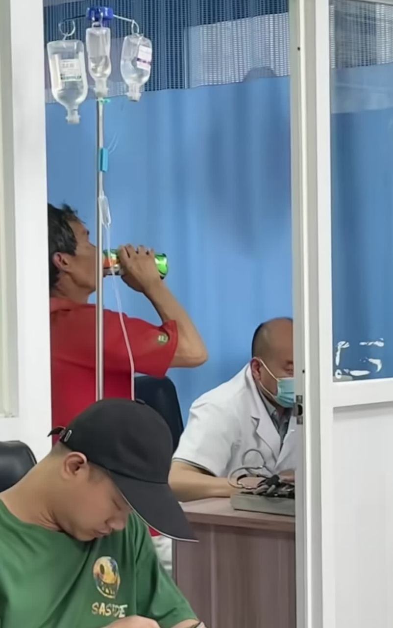 输液前来瓶啤酒解渴,大哥是个狠人[大笑][大笑]#搞笑