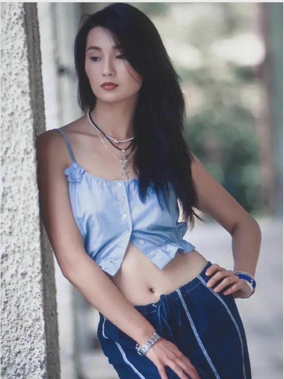 这张照片拍摄于2004年,是中国香港著名女演员,歌手张曼玉的照片