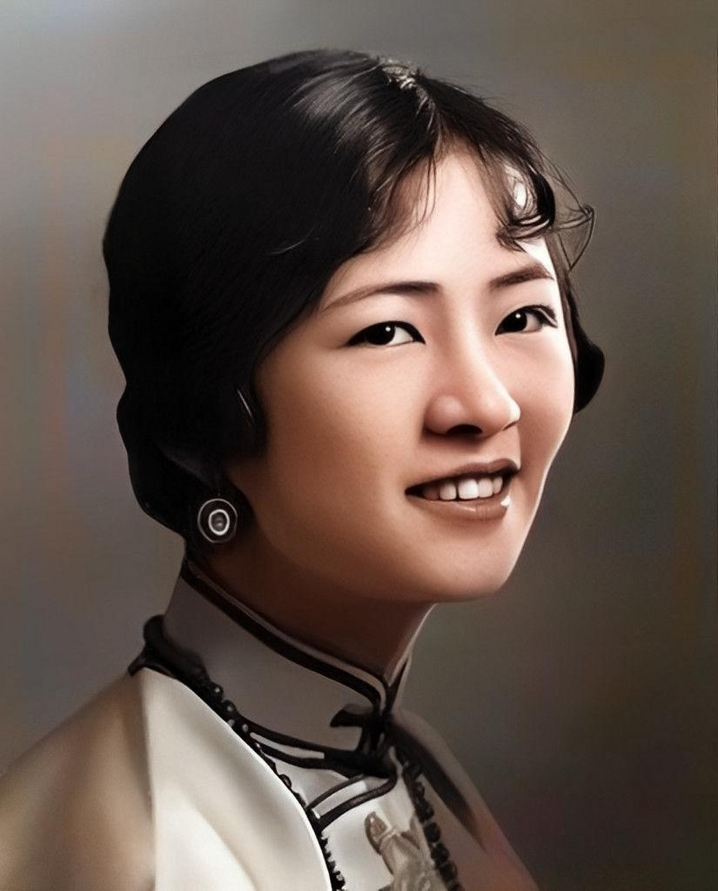 朱颜,没有镜子,就没有花,就没有树.林徽因,无论年轻还是年老,她的面容