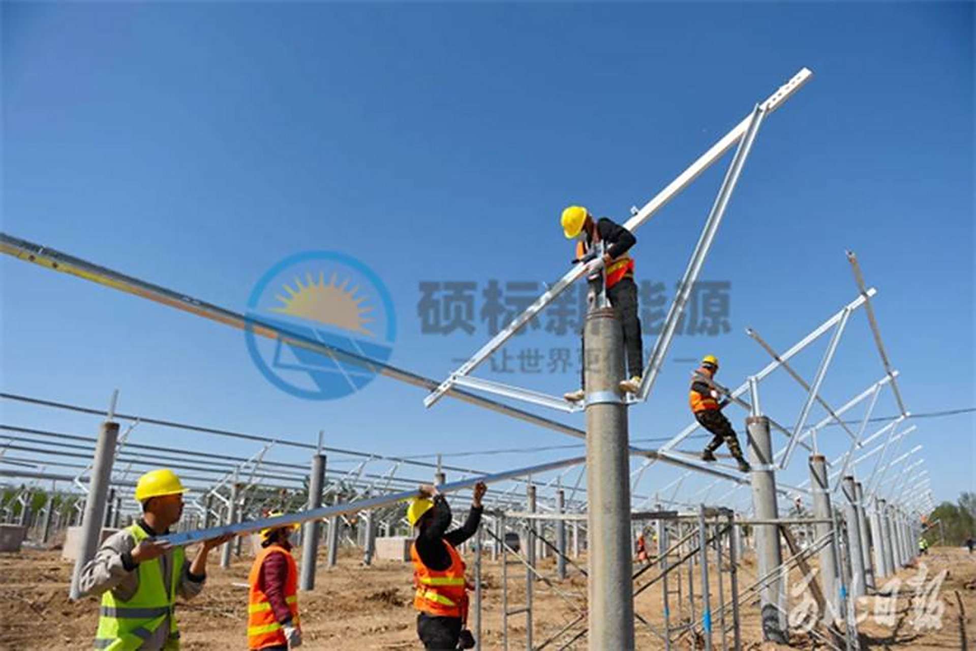 #固定光伏支架# 的应用场景主要涵盖了屋顶安装,地面集中安装以及遥远