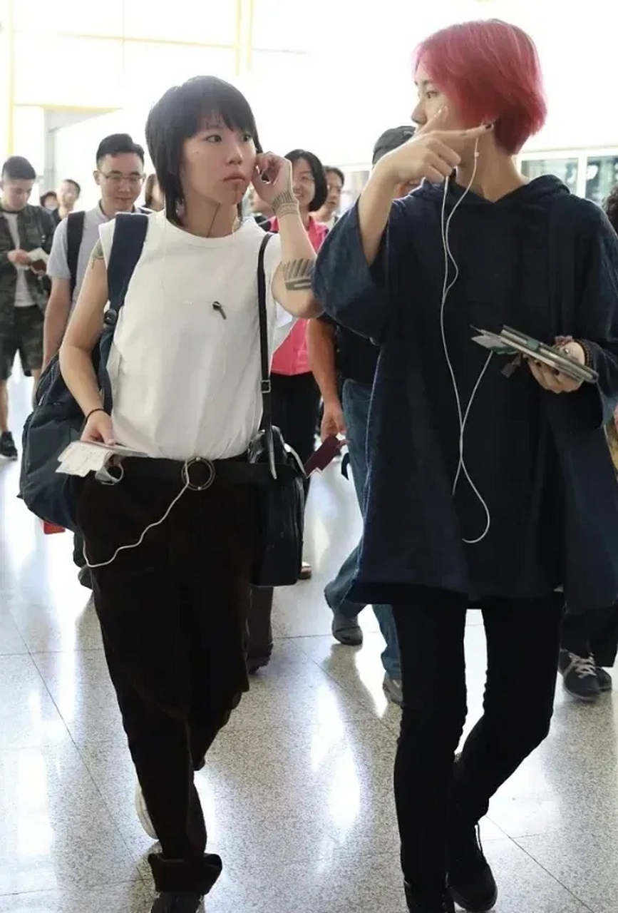 昔日,窦靖童和亲妹妹窦家媛一起出行,两姐妹虽然走路时都把耳机塞到