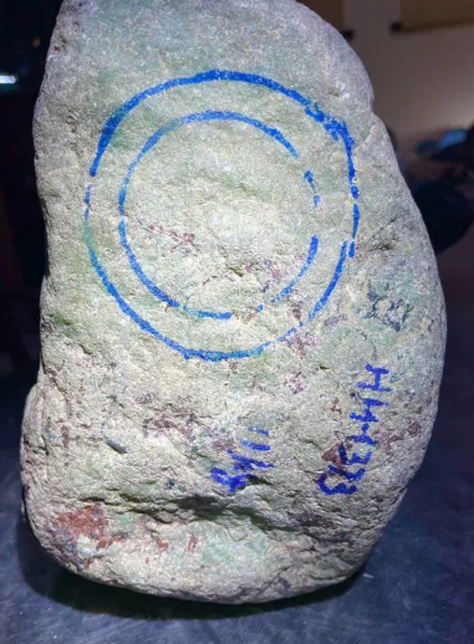 点击头像看直播##翡翠原石# 会卡水翻砂,11公斤,色料,整个料子熟透