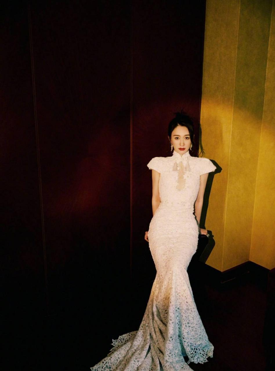 李小冉穿中式旗袍装,身材曲线一览无余.