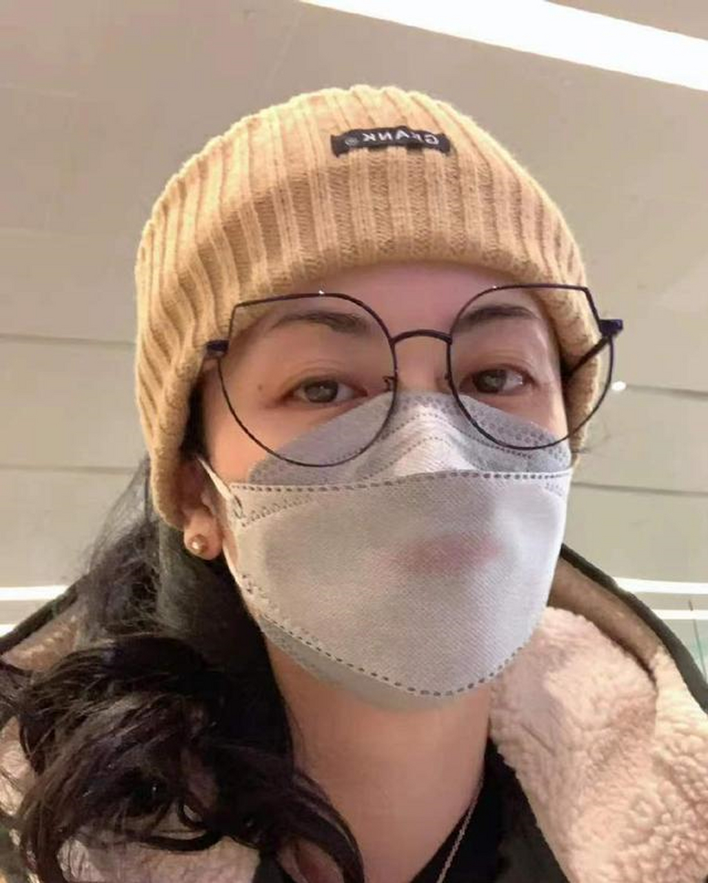 大二的时候杨明娜就凭借着《秦家风波》当中的秦宁宁一角正式进入了