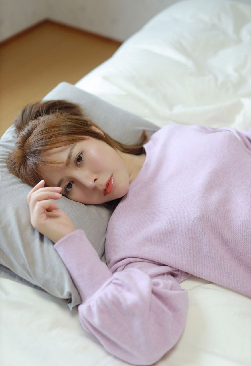 高颜值美女evelyn艾莉紫色毛衣超清图集