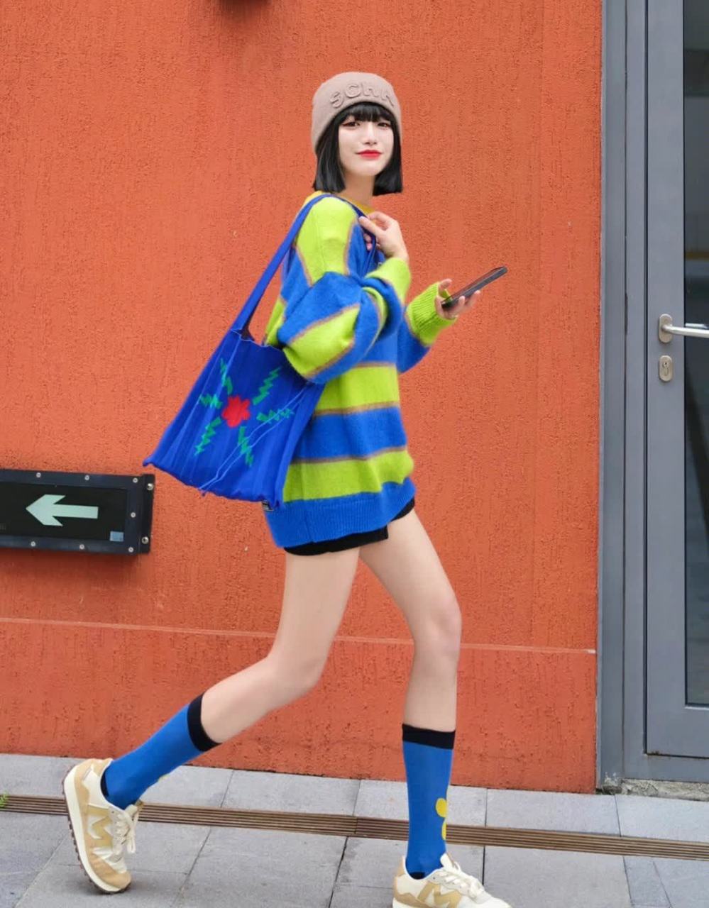 包包和袜子都很工整,克莱因蓝与毛衣相呼应   卡其色的运