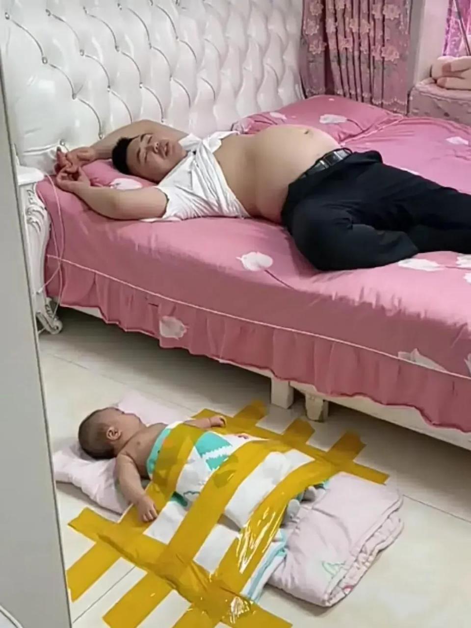 爸爸带娃,自己舒服最重要 #中国版chatgpt来了# #搞笑趣味图