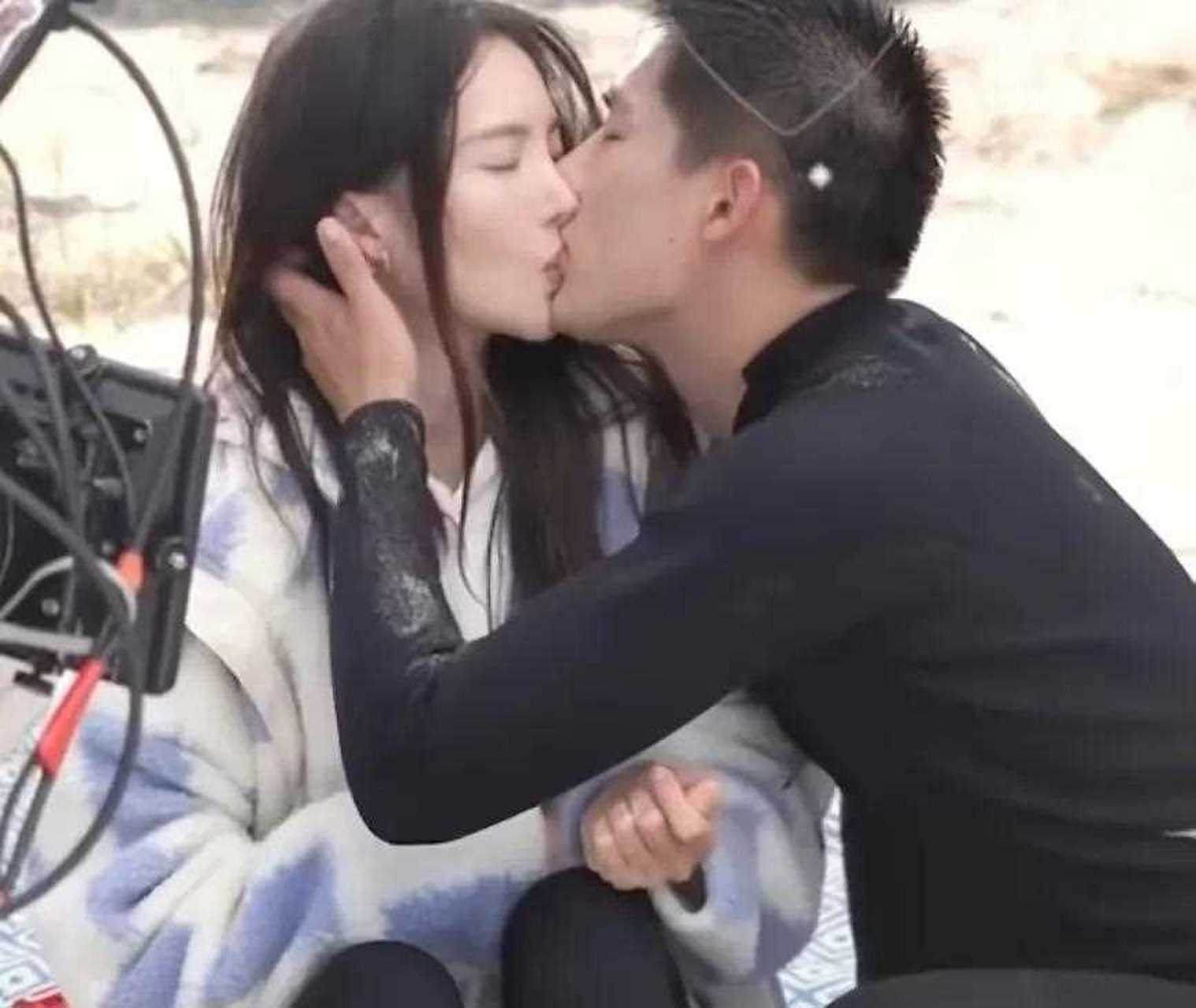 金晨和王安宇新戏中两人在沙滩上忘情接吻,气氛十分浪漫