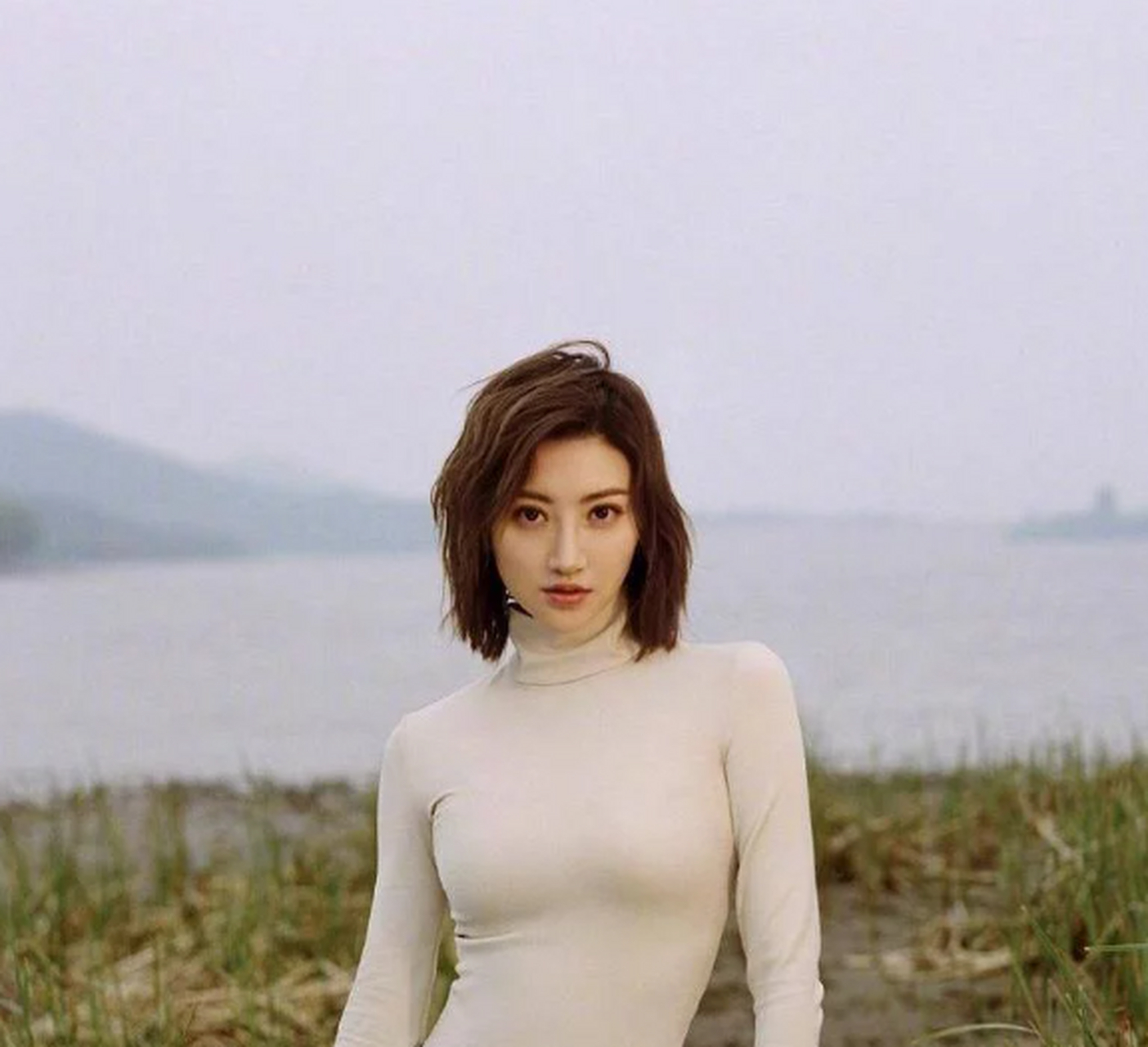 景甜剪掉十年短发,变摩卡波波头搭配白色衣服look套装,优雅大气