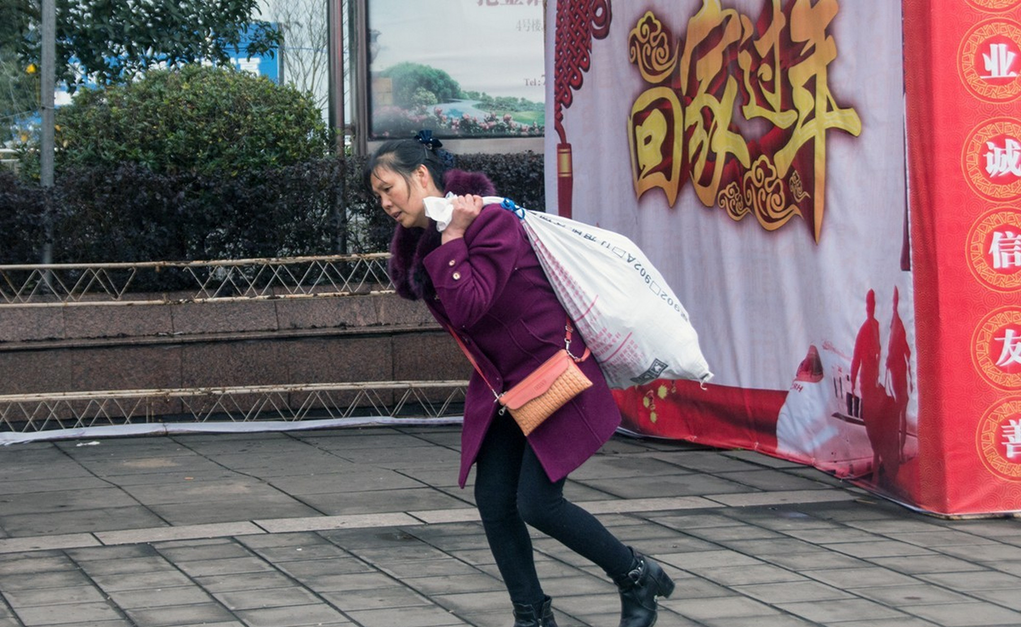 mcn风帆计划#重庆市黔江区正阳火车站,一位在外打工的妇女乘坐火 