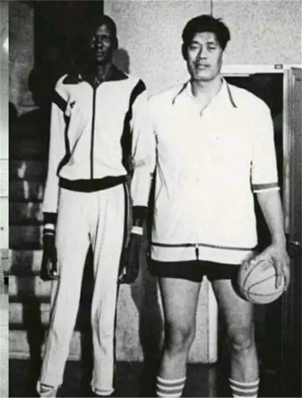 228的穆铁柱和231的马努特波尔,拥有完全不同的两种身材比例.