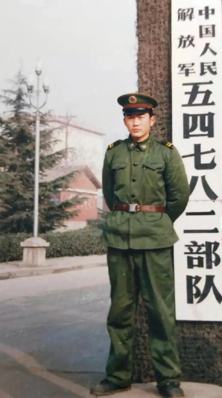 在上世纪90年代的河南渑池,一名年轻的战士站在部队门口留下了一张
