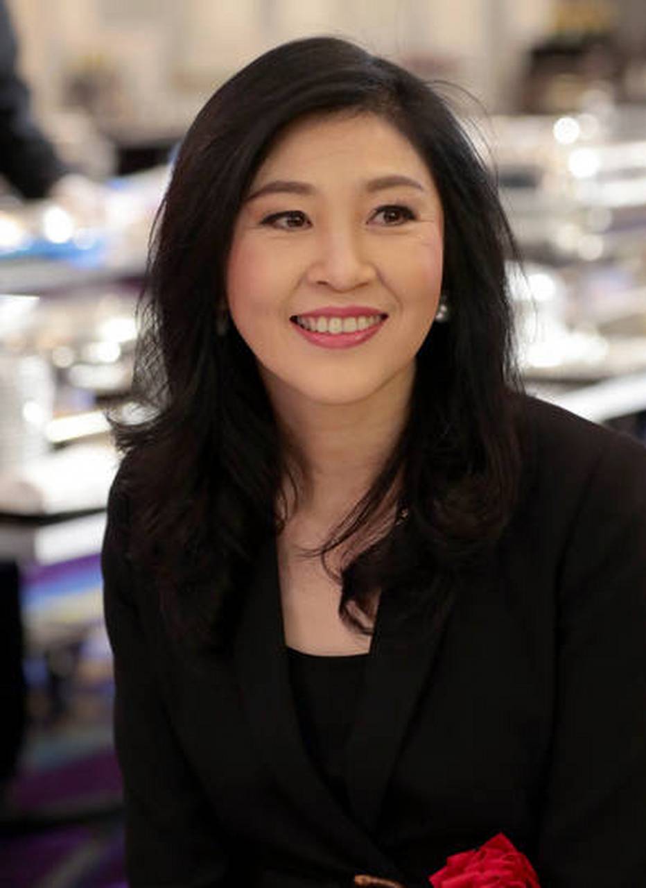 她气质脱俗,举止优雅,学识渊博,可以说是一个美貌与智慧并存的美女.