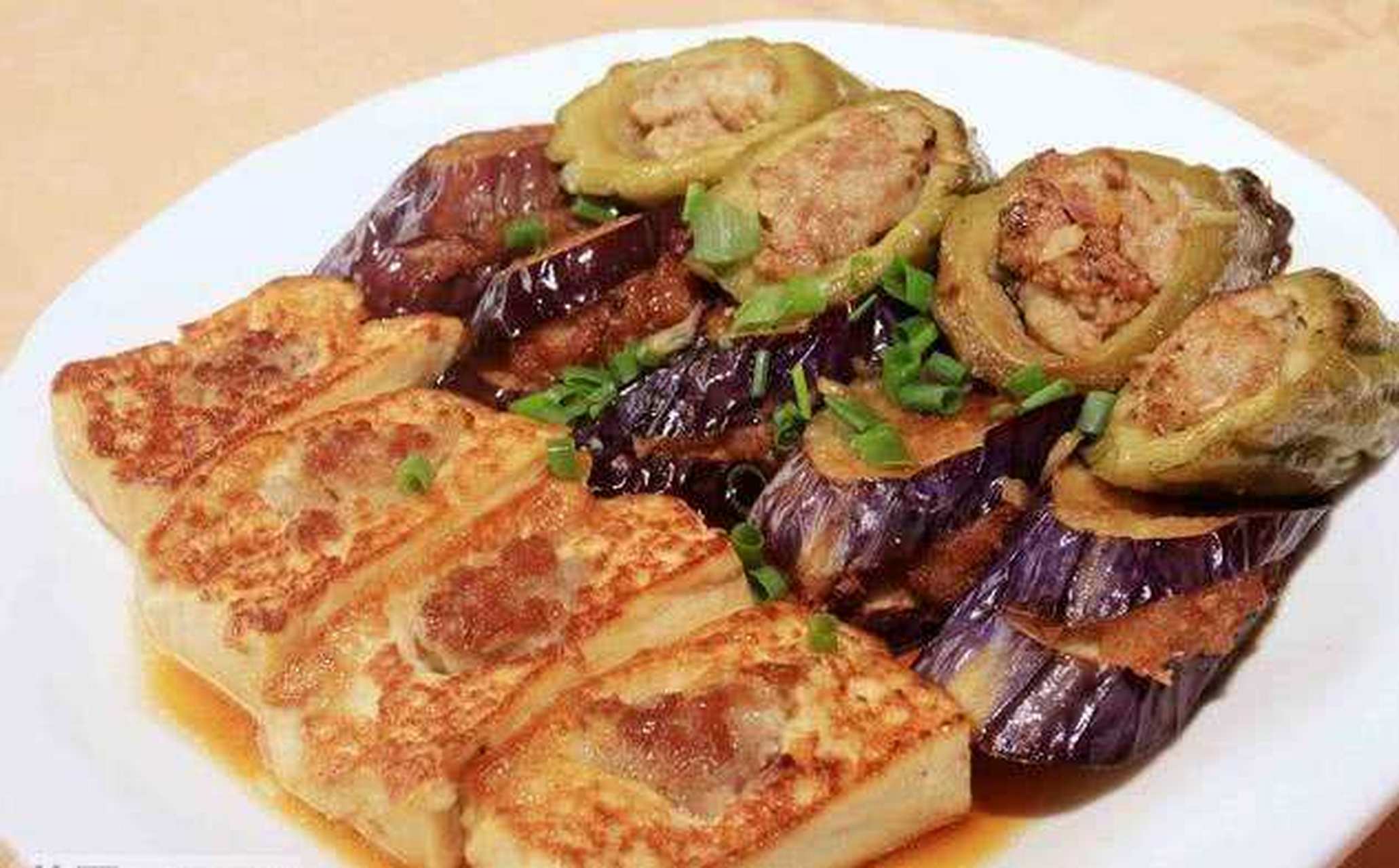 煎酿三宝是广东,香港和澳门地区的常见的地方传统菜肴.