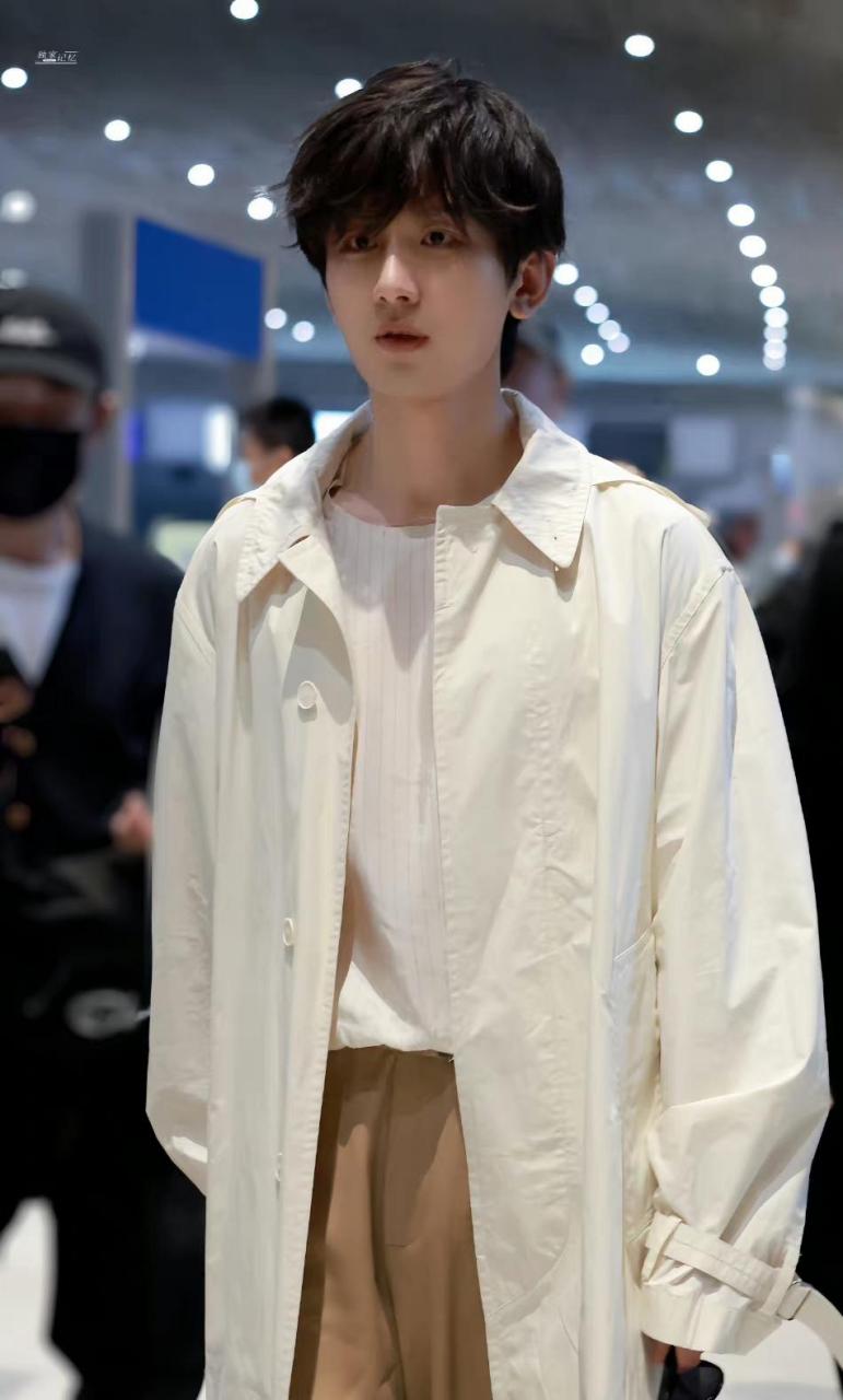 成毅回国机场饭拍图太惊讶,一身白风衣造型清爽帅气的不得了,走在机场