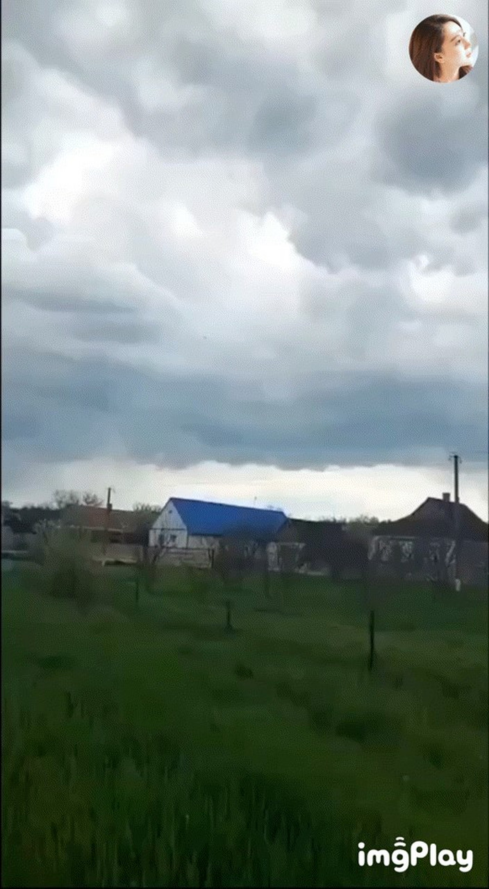 视频显示一架乌军的米格-29战斗机正在发射agm-88harm反雷达导弹.