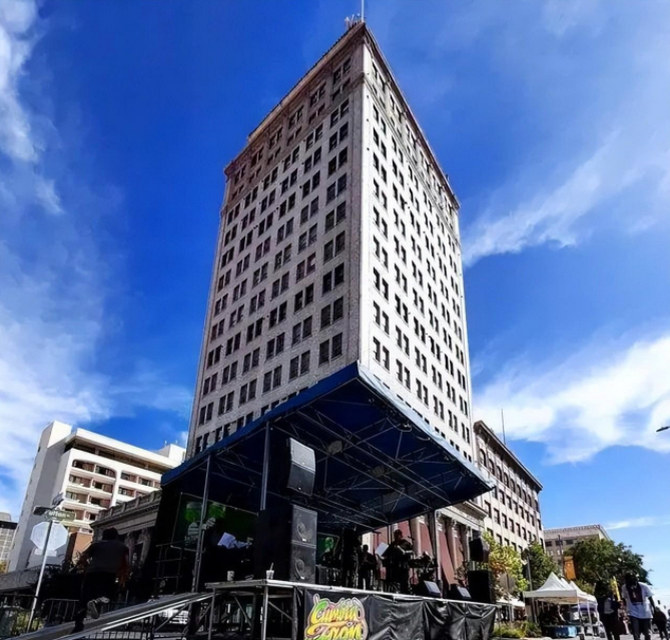 乍一看这栋大楼会让人感到迷惑不解,仿佛是漂在空中似的,难道这是什么