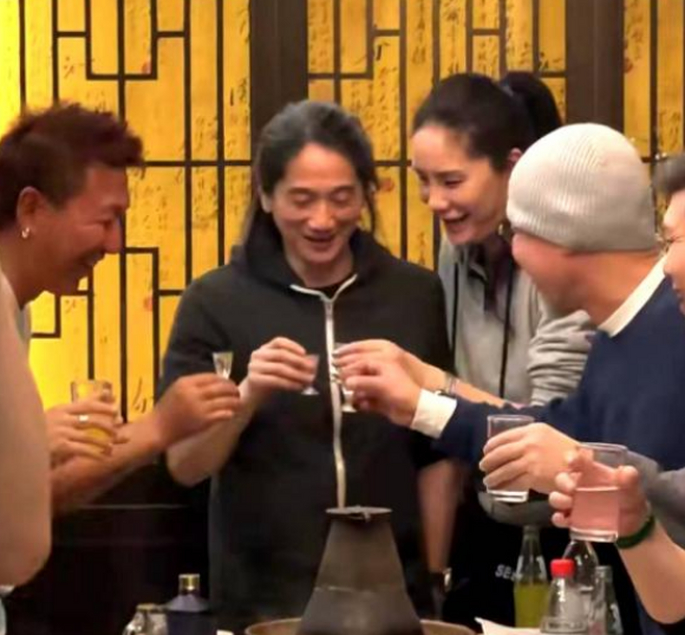 高旗的55岁生日当天,妻子陈娟红相约圈中朋友给他庆生.