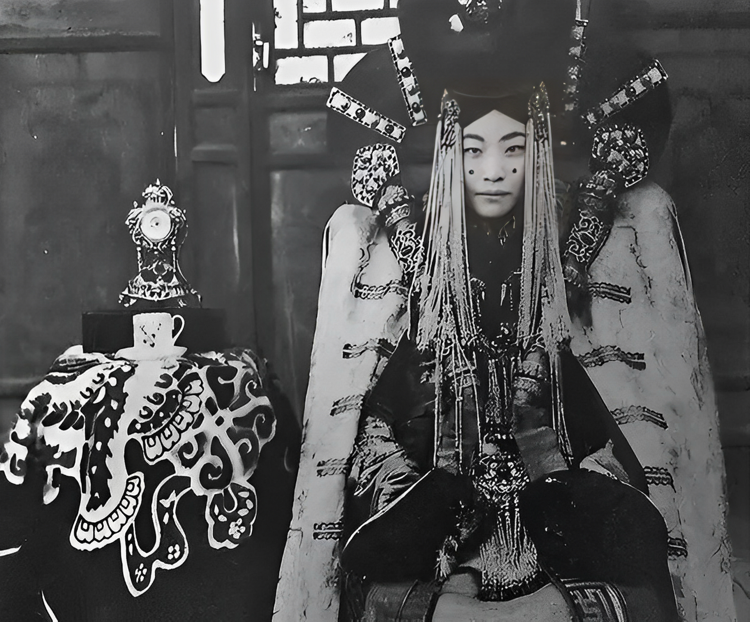 1938年5月,最后的蒙古女王格嫩皮勒在拍摄完这张美丽的照片后,不久就