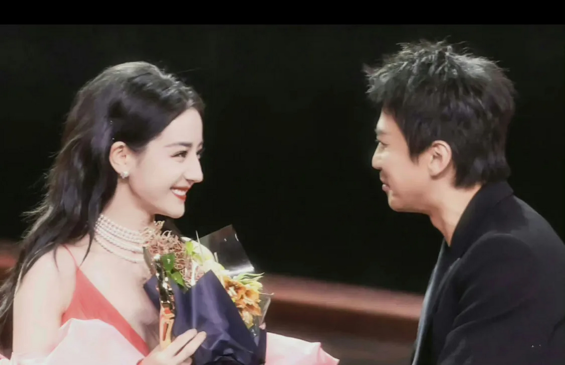 在颁奖晚会上,女星迪丽热巴对邓超说:好久不见!