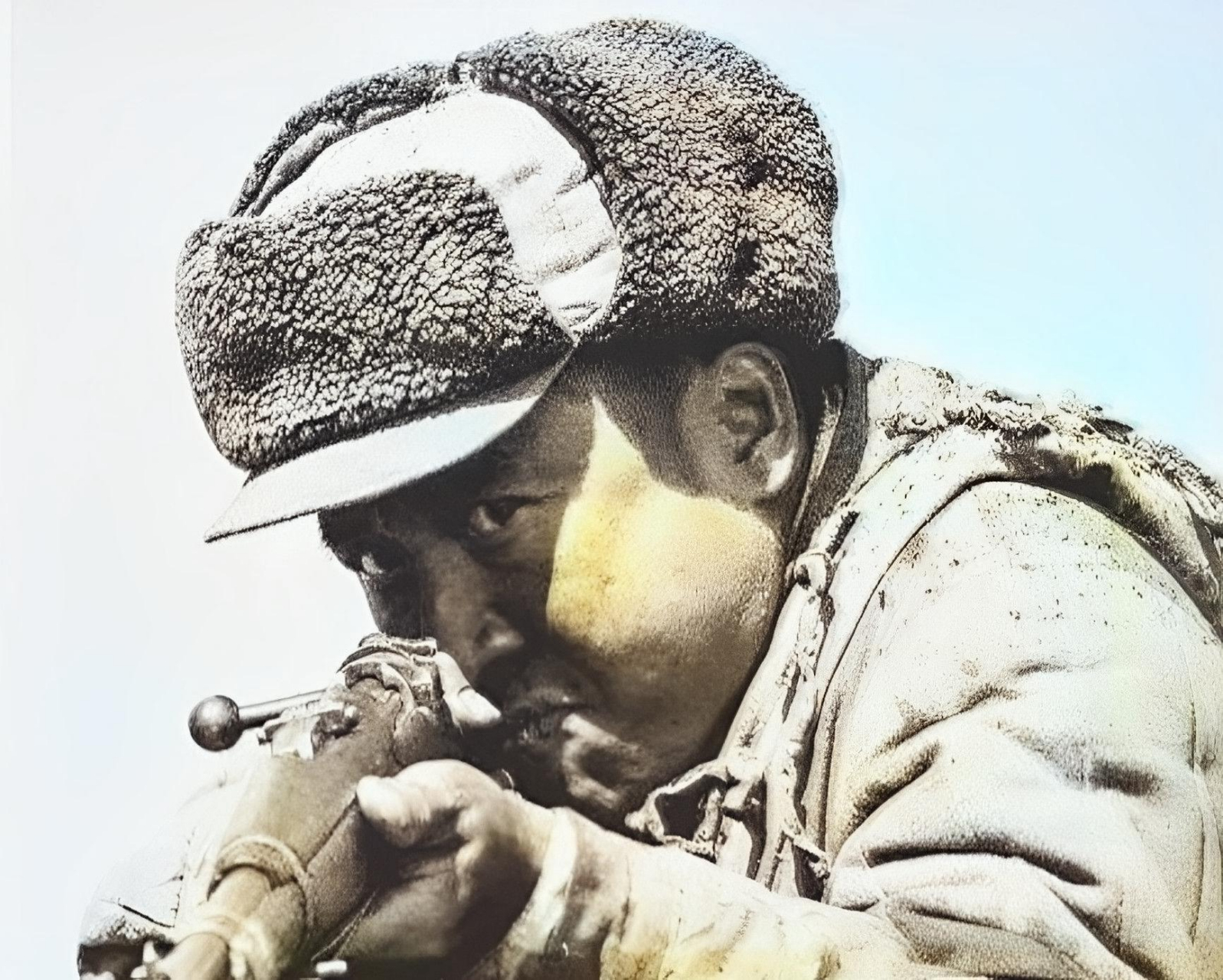 1952年,在朝鲜的五圣山山,一名美国士兵白天光在我们的阵地上小便.