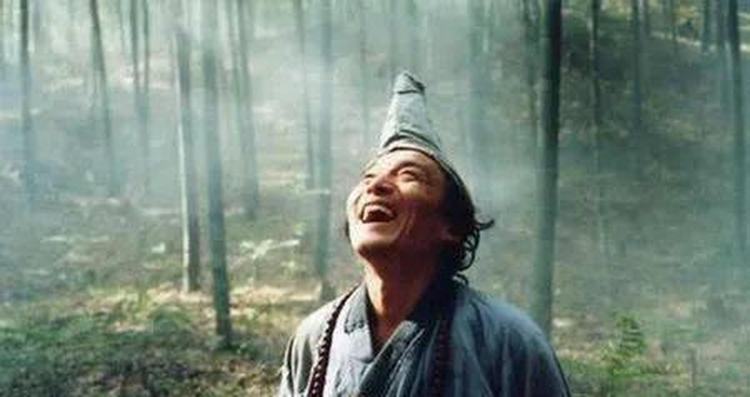 身着破僧衣,手拿破扇子,是济公的典型形象.