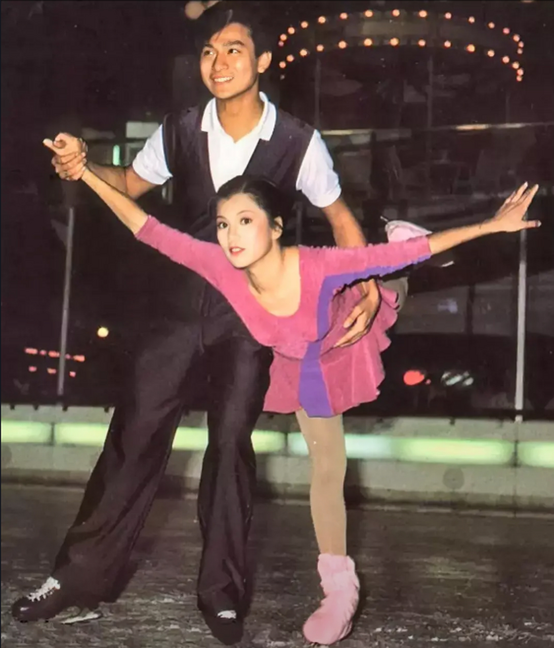 这是一张珍贵的早期照片,记录了刘德华和一个女孩在一起滑旱冰的时刻.