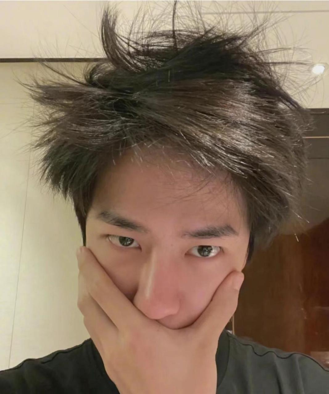 王一博刚睡醒的样子,就算素颜朝天也掩盖不了他的帅气!