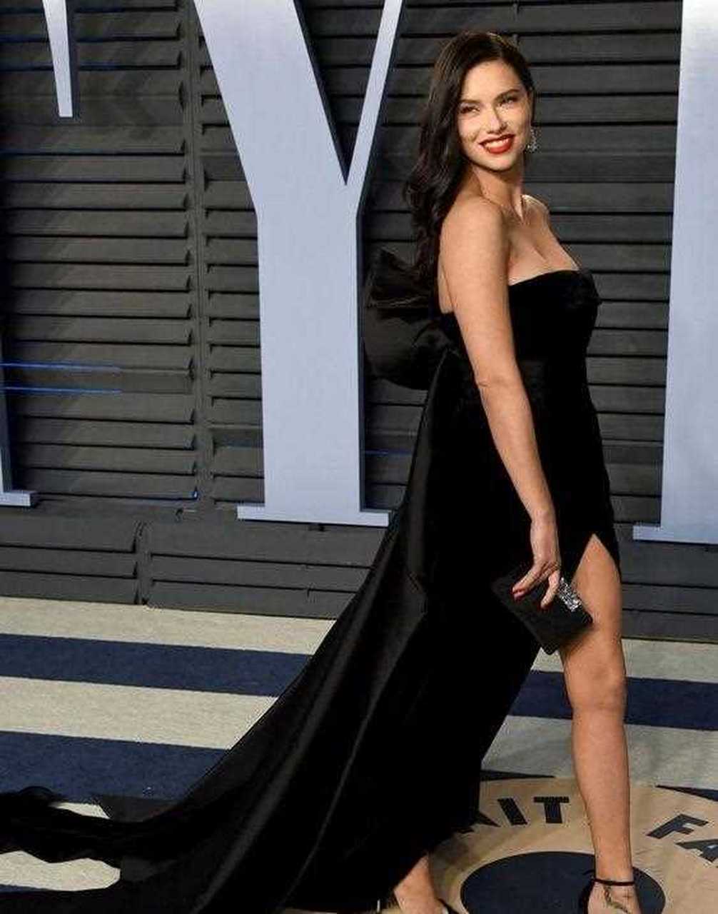维密天使阿德里亚娜·利马最爱秀出长腿的礼服,不仅优雅更能体现出