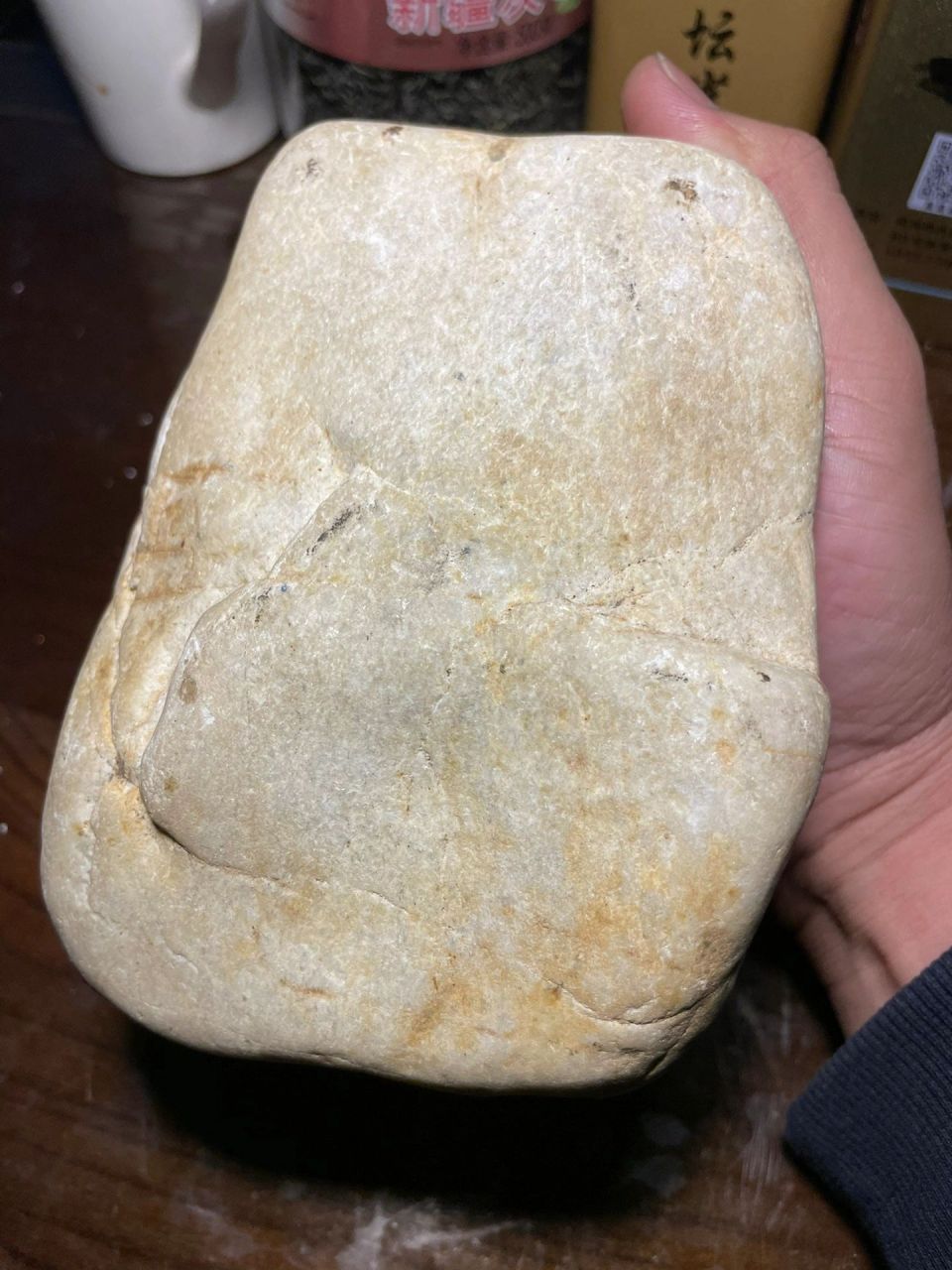 76公斤,大马坎水石,冰种春料,水头十足打灯荧光刺眼,白灯拍摄春色明显