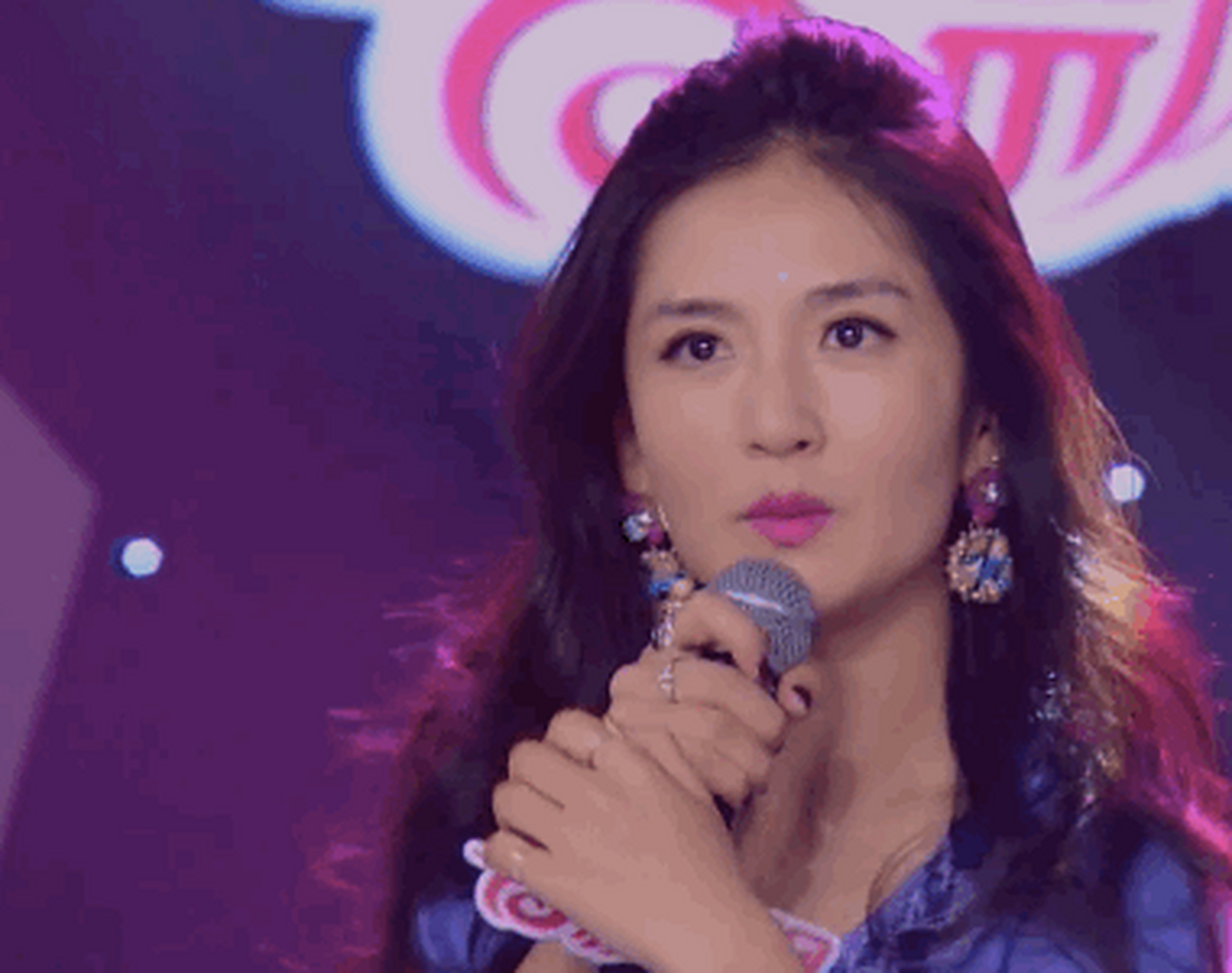 谢娜主持个节目,光听着她爽朗的笑声了!